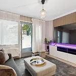홈스테이 Luxurious Modern In - Eur 4k Expensive Bed And 82