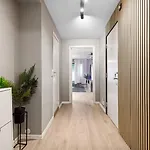 Luxurious Modern In - Eur 4k Expensive Bed And 82