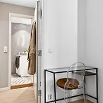 Luxurious Modern In - Eur 4k Expensive Bed And 82