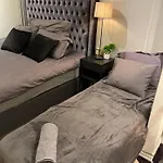 Luxurious Modern In - Eur 4k Expensive Bed And 82