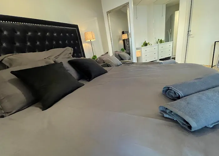 Luxurious Modern In - Eur 4k Expensive Bed And 82