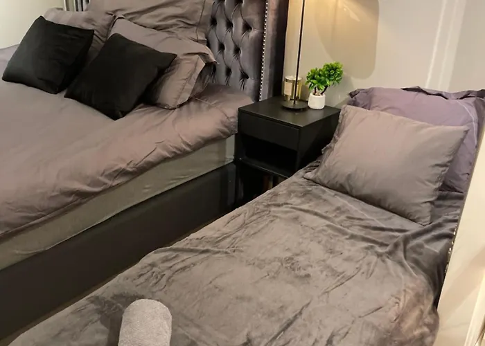 Luxurious Modern In - Eur 4k Expensive Bed And 82