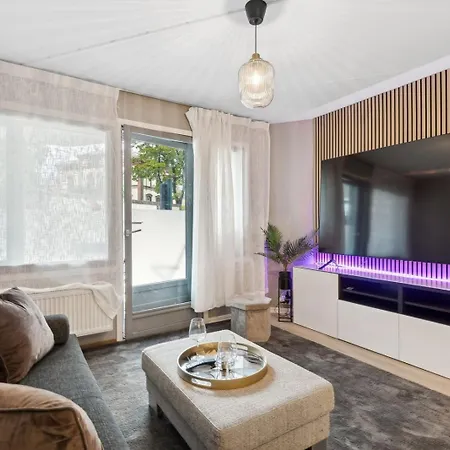 Privat overnatting Luxurious Modern In - Eur 4k Expensive Bed And 82