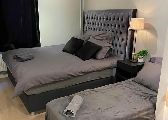 Luxurious Modern In - Eur 4k Expensive Bed And 82